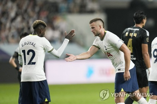 토트넘 홋스퍼 측면 수비수 에메르송 로얄이 손흥민 곁을 떠나 이탈리아로 향한다. 유럽 축구 이적시장 전문가 니콜로 스키라에 따르면 에메르송은 이탈리아 명문 AC 밀란과 2029년까지 뛰는 계약에 개인 합의했다. 남은 건 밀란과 토트넘의 이적료 조율 뿐이다. 연합뉴스