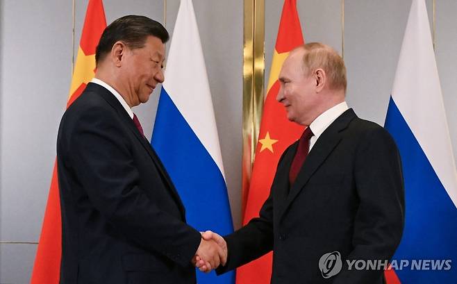 악수하는 시진핑 주석과 푸틴 대통령 [크렘린궁 풀. EPA=연합뉴스 자료사진]
