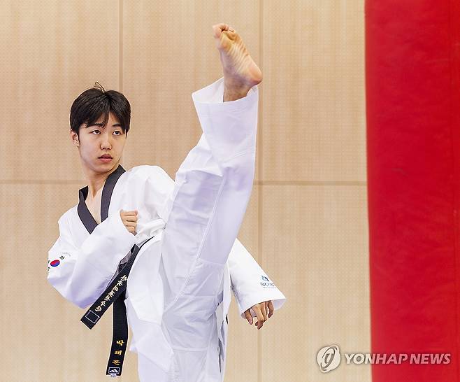 파리 올림픽 태권도 남자 -58kg 출전 박태준 (진천=연합뉴스) 황광모 기자 = 2024 파리올림픽 태권도 -58kg에 출전하는 박태준이 25일 오전 충북 진천 대한체육회 진천선수촌 태권도장에서 열린 2024 파리올림픽 태권도 미디어데이에서 발차기를 하고 있다. 2024.6.25 hkmpooh@yna.co.kr