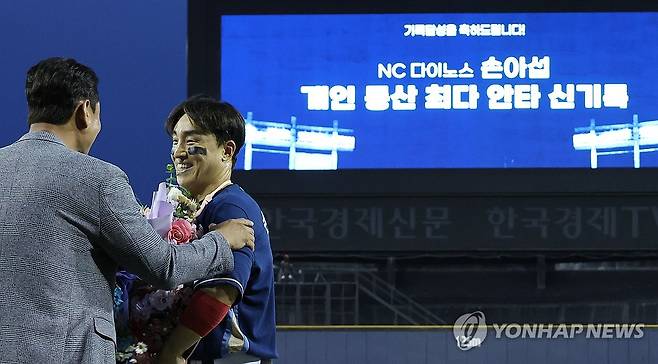 손아섭, 통산 최다 안타 신기록 (서울=연합뉴스) 한상균 기자 = 20일 잠실야구장 프로야구 NC-두산. 6회초 KBO 개인 통산 최다 안타 신기록을 작성한 NC 손아섭이 이전 기록 보유자 박용택의 축하를 받고 있다. 2024.6.20 xyz@yna.co.kr