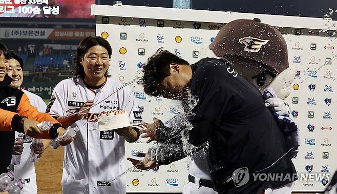 통산 100승 축하받는 류현진 (대전=연합뉴스) 이주형 기자 = 30일 대전 한화생명이글스파크에서 열린 2024 KBO리그 프로야구 한화이글스와 SSG랜더스의 경기. 이날 승리투수가 된 한화 류현진이 KBO리그에서 개인 통산 100승 기록을 달성하자 동료들로부터 축하받고 있다. 2024.4.30 coolee@yna.co.kr