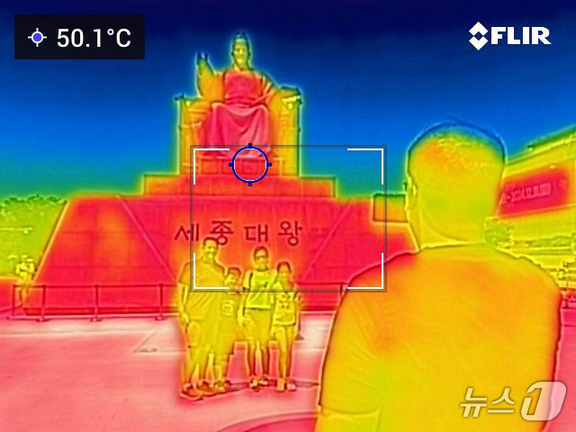 내륙 곳곳에 폭염특보가 확대 발령된 18일 오후 서울 광화문 세종대왕상이 50도를 나타내고 있다. 열화상카메라 화상은 온도가 높을수록 붉은색으로 나타나며 상대적으로 온도가 낮은 곳은 푸른색으로 나타난다. (열화상 카메라 촬영) 2024.6.18/뉴스1 ⓒ News1 신웅수 기자