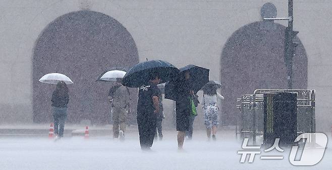 장맛비가 내리는 이달 2일 서울 광화문광장에서 우산 쓴 시민들이 발걸음을 재촉하고 있다. ⓒ News1 박지혜 기자