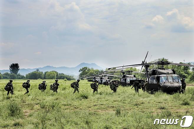 장병들이 UH-60 블랙호크 헬기에 탑승하고 있다. (육군 제공) 2023.9.1/뉴스1