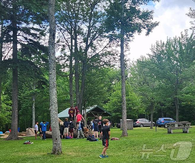 캐나다 여름 방학 캠프를 신청한 아이들이 공원에서 레크레이션을 한 후 각자 준비한 점심을 먹고 자원봉사자들과 다음 활동을 기다리는고 있다. 2024.07.04/ ⓒ 뉴스1 김남희 통신원