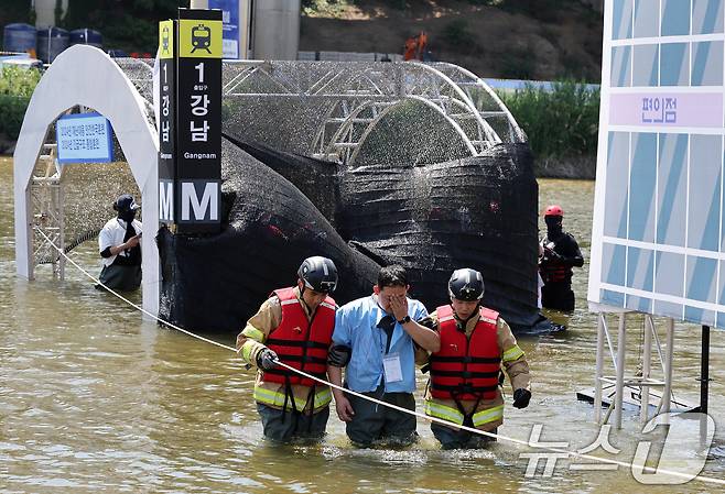 31일 오후 서울 송파구 탄천공영주차장에서 열린 2024 강남구 안전한국훈련에서 풍수해 상황에 대응하는 수습복구 훈련이 진행되고 있다. 이날 훈련에는 강남구청을 비롯해 강남소방서, 강남·수서경찰서, 육군 제6019부대 3대대, 한국전력공사, 한국가스안전공사, 한국전기안전공사, 코원에너지 등 17개의 유관기관과 의용소방대, 자율방재단, 안전보안관 등 민간단체, 자원봉사자 등 200여명과 소방차, 소방헬기 등 장비 24대가 동원됐다. 2024.5.31/뉴스1 ⓒ News1 이동해 기자