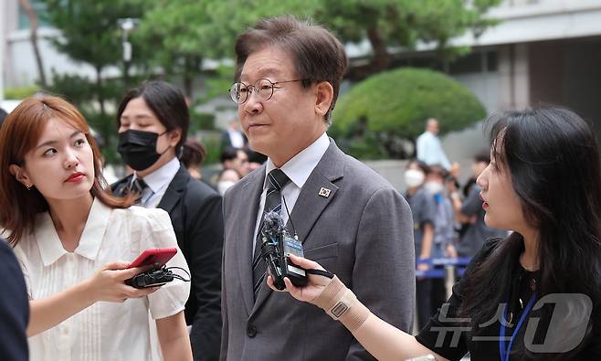 이재명 더불어민주당 전 대표가 5일 오전 서울 서초구 서울중앙지방법원에서 열린 대장동 배임 및 성남FC 뇌물 관련 특정범죄가중처벌등에관한법률위반(뇌물) 등 공판에 출석하고 있다. 2024.7.5/뉴스1 ⓒ News1 임여익 기자