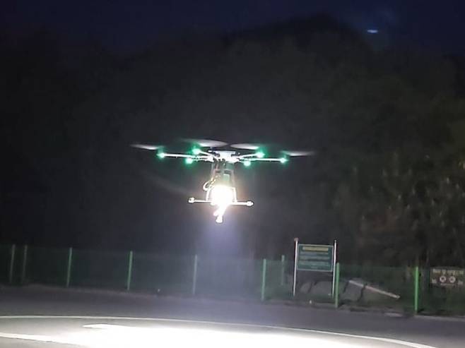 인천 중구 무의도에서 갯벌 순찰 드론이 한밤중에 탐조등을 켠 모습. /인천시