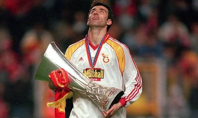 갈라타사라이 UEFA(유럽축구연맹)컵 1999-2000시즌 우승컵을 들고 있는 하칸 쉬쿠르. /인스타그램