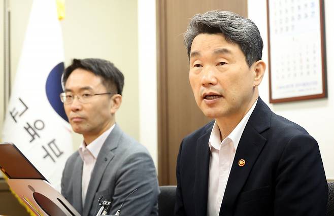 이주호 사회부총리 겸 교육부 장관(오른쪽). 뉴스1