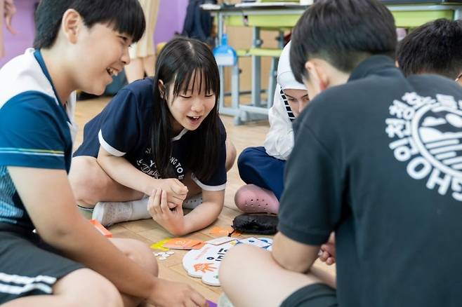 지난달 24일 오후 인천 청호초등학교 6학년 1반 교실에서 학생들이 '교실에서 찾은 희망 시즌2: 핑미업' 캠페인에 참여하고 있다. 월드비전 제공