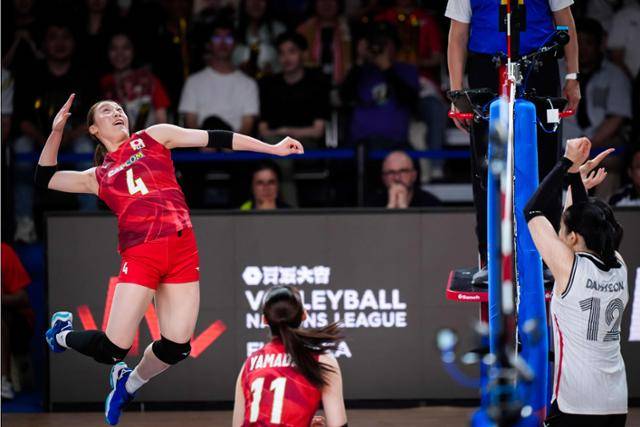 한국 여자 배구 대표팀이 지난달 12일 일본 후쿠오카 마린메세에서 열린 VNL 3주 차 1차전에서 일본 여자 배구 대표팀의 공격을 방어하는 모습. 이날 한국은 일본에 세트 점수 0대 3으로 완패했다. 연합뉴스