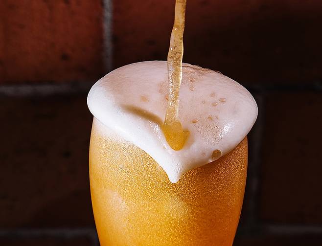 맥주가 작은 결석 배출에 일시적으로 도움이 될 순 있다. 하지만 장기적으론 오히려 요로 결석 생성을 유도할 수 있어 물을 마시는 게 좋다./사진=게티이미지뱅크