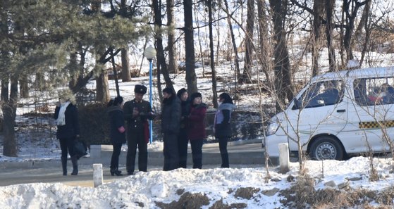 북·중 접경지역의 한 검문소에서 택시 승객이 모두 하차해 검문을 받는 모습. 강동완 동아대 교수