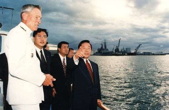 윤석열 대통령이 9일 미국 하와이 호놀룰루에 있는 미국 인도태평양 사령부를 찾는다. 사진은 1995년 인태 사령부(당시 명칭은 태평양사령부)를 찾았던 김영삼 전 대통령이 Admiral Richard 해군 대장과 함께 보트로 진주만을 시찰했던 모습. 청와대사진기자단