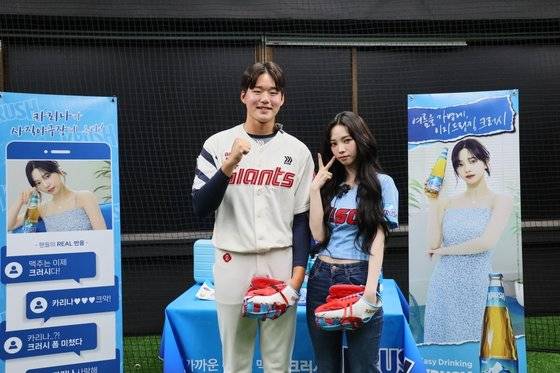 롯데 박준우(왼쪽)가 지난달 9일 부산 사직구장에서 열린 SSG와의 더블헤더 2차전을 앞두고 시구를 가르친 걸그룹 에스파의 멤버 카리나와 기념사진을 찍고 있다.
