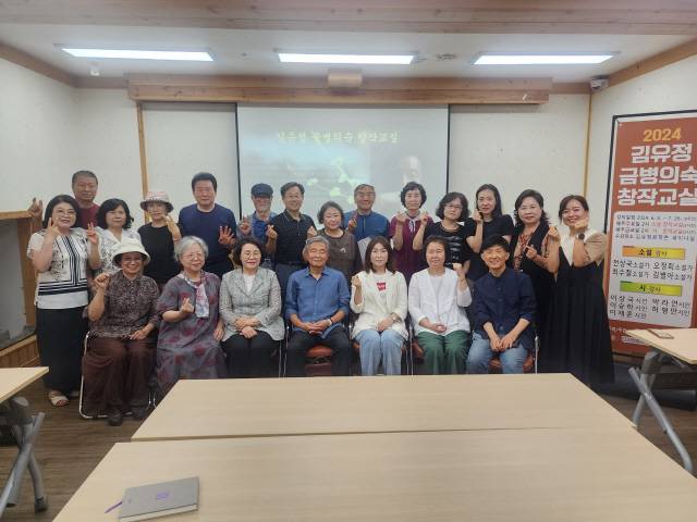 ▲ 최수철 소설가가 지난 3일 김유정문학촌을 방문, 김유정 금병의숙 창작교실 강사로 참여했다.