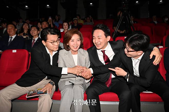 국민의힘 당권 주자인 윤상현, 나경원, 원희룡, 한동훈 당대표 후보가 지난 2일 서울 강서구 ASSA아트홀에서 열린 ‘체인지 5분 비전발표회’에서 정견 발표에 앞서 대화를 나누고 있다. 박민규 선임기자