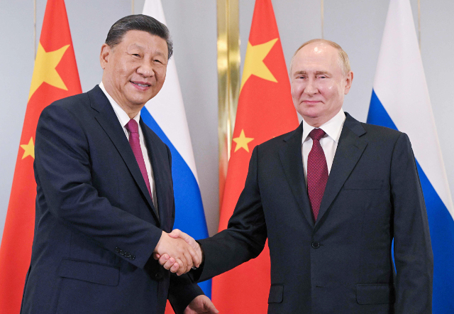 시진핑 중국 국가주석과 블라디미르 푸틴 러시아 대통령이 3일(현지시간) 카자흐스탄 수도 아스타나에서 만나 악수하고 있다. AFP연합뉴스