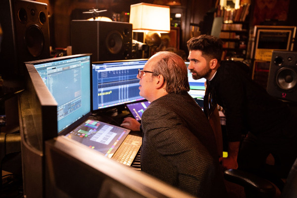 ‘인터스텔라’ ‘듄’으로 유명한 세계적인 작곡가 한스 짐머(왼쪽)와 BMW 그룹 사운드 크리에이티브 디렉터 렌조 비탈레가 전기차에 적용되는 BMW 아이코닉 사운드를 만들고 있다. 회사 제공