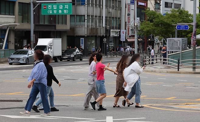 서울 중구의 한 호텔 출입구와 도로 합류 지점의 모습. 호텔을 나서는 차량은 사진 오른쪽으로 우회전해 도로에 합류해야 한다. 정면의 진입 금지 표지판을 못 보고 도로에 진입하게 되면 일방통행 도로를 역주행으로 진입하게 된다. [사진 = 연합뉴스]