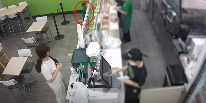 지난달 울산 북구 한 패스트푸드점에서 퇴근 후 샌드위치를 사려던 경찰관이 실종아동을 발견한 모습./사진=경찰청 유튜브 화면 캡처