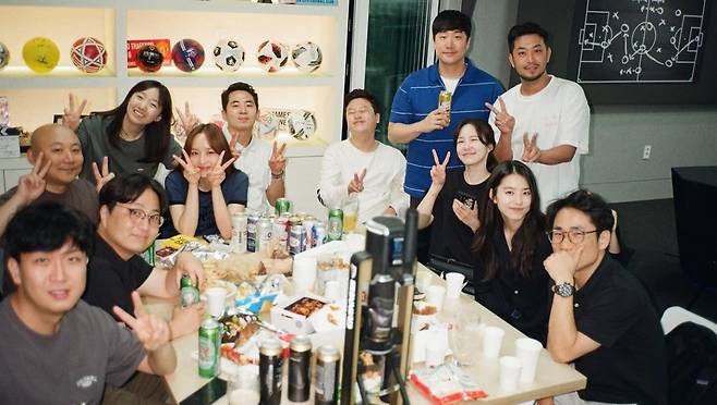 (왼쪽 상단) 웹툰작가 주호민이 지인들과의 모임 자리에서 포착됐다. 이들은 SBS팟캐스트 '배성재의 텐' 출연자와 스태프들이다. /사진=박문성 인스타그램