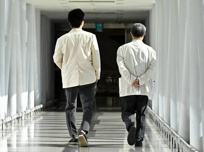 지난달 26일 오전 서울 서초구 가톨릭대학교 서울성모병원에서 의사들이 본관으로 이동하고 있다. 임세준 기자