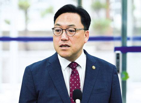 김병환 금융위원장 후보자가 5일 오전 서울 중구 예금보험공사에 마련된 인사청문회 준비 사무실로 출근하며 지명 소감을 밝히고 있다. 임세준 기자