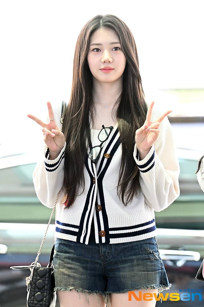 지난 6월 6일 인천공항에서 출국하는 멤버 로라, ‘산뜻하게 양손 브이’