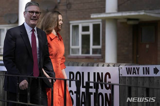 [런던=AP/뉴시스]4일(현지시각) 영국 런던에서 투표를 하기 위해 키어 스타머 노동당 대표가 부인과 함께 투표소에 도착하고 있다. 2024.07.05.