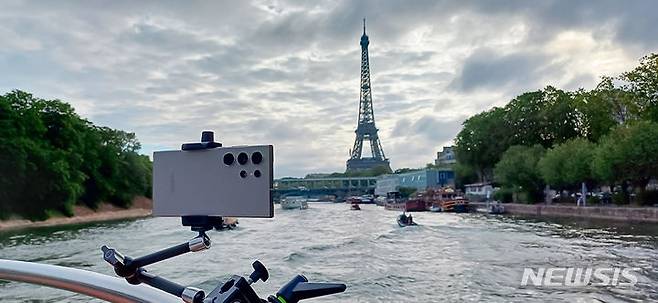 [서울=뉴시스]17일(현지시각) 2024 파리 올림픽 개막식이 열릴 예정인 파리 센강의 보트에 '갤럭시 S24 울트라'가 설치된 모습. 7월26일 개막식 방송 중계에는 총 200대 이상의 갤럭시 S24 울트라가 사용될 예정이며, 촬영된 영상은 올림픽방송서비스(OBS)를 통해 전세계 시청자들에게 생중계 된다. (사진=삼성전자 제공)