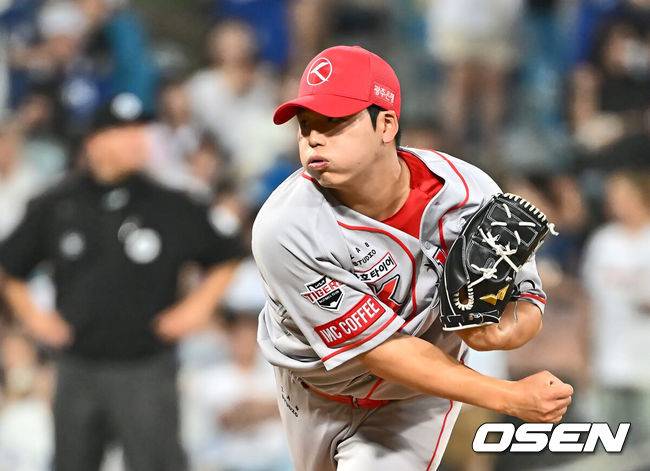 [OSEN=대구, 이석우 기자] 4일 대구삼성라이온즈파크에서 2024 신한 SOL 뱅크 KBO 리그 삼성 라이온즈와 KIA 타이거즈의 경기가 열렸다. 홈팀 삼성은 백정현이 선발 출전하고 방문팀 KIA는 양현종이 선발로 출전했다. KIA 타이거즈 황동하가 역투하고 있다. 2024.07.04 / foto0307@osen.co.kr