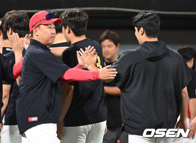 [OSEN=수원, 김성락 기자] 프로야구 KIA 타이거즈가 KT 위즈와의 주말 3연전을 독식했다.&nbsp;KIA 타이거즈는 16일 수원KT위즈파크에서 열린 2024 신한 SOL뱅크 KBO리그 KT 위즈와의 시즌 12차전에서 3-1로 승리했다.&nbsp;경기 종료 KIA 이범호 감독이 황동하와 하이파이브를 하고 있다. 2024.06.16 / ksl0919@osen.co.kr