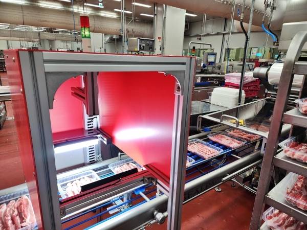 롯데마트 신선품질혁신센터에 도입된 인공지능(AI) 선별기 전경. AI 장비로 선별한 ‘황금비율 삼겹살’을 찾아낸다. 롯데마트