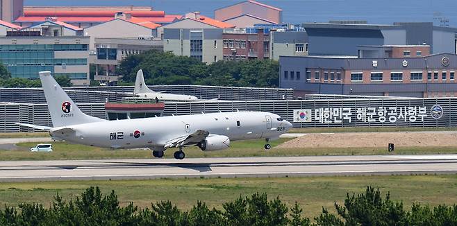 P-8A 해상초계기가 지난달 19일 경북 포항 해군항공사령부 활주로에 차례로 착륙하고 있다. 포항=뉴스1