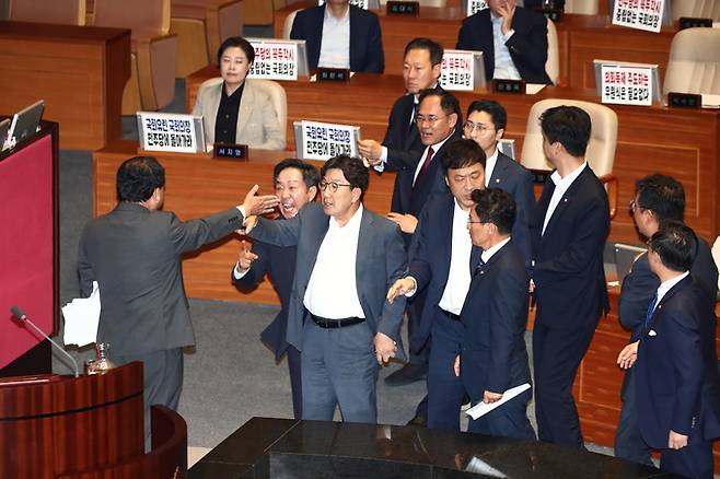 김병주 더불어민주당 의원이 지난 2일 서울 여의도 국회에서 열린 제415회국회(임시회) 4차 본회의 정치·외교·통일·안보 분야 대정부질문에서 한덕수 국무총리에게 질문을 하다가 국민의힘 의원들을 향해 '정신나갔다'고 표현한 것을 두고 국민의힘 의원들에게 항의를 받으며 설전을 벌이고 있다. 김 의원은 한 총리에게 질문을 하다가 "정신 나간 국민의힘 의원들은 논평에서 한미일 동맹이라고 표현했다"며 "일본은 국토에 대한 야욕을 갖고 있는 나라인데 어떻게 일본과 동맹을 한다고 생각하냐"고 발언했다. 이에 국민의힘 의원들이 강하게 항의하며 본회의가 정회됐다. 뉴스1