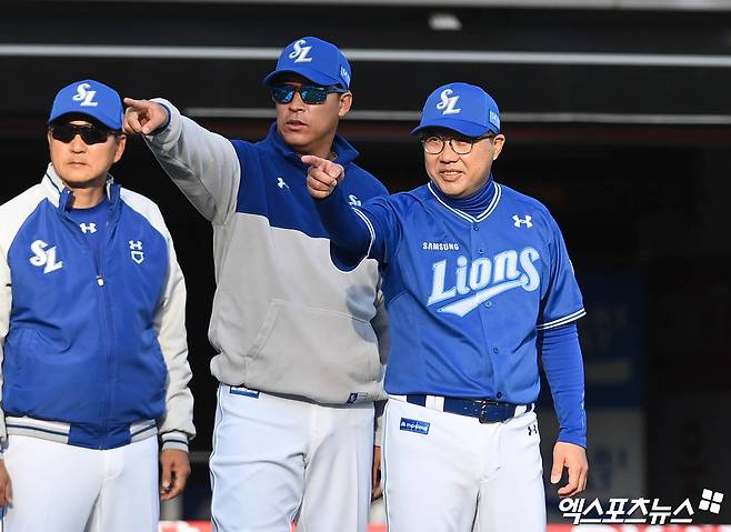 23일 오후 수원케이티위즈파크에서 열린 '2024 신한 SOL Bank KBO리그' 삼성 라이온즈와 KT 위즈의 개막전 경기, 연장 접전 끝에 삼성이 6:2의 스코어로 승리했다. 경기 종료 후 삼성 이병규 수석코치와 박진만 감독이 1루 더그아웃을 향해 손짓하며 인사하고 있다. 엑스포츠뉴스 DB