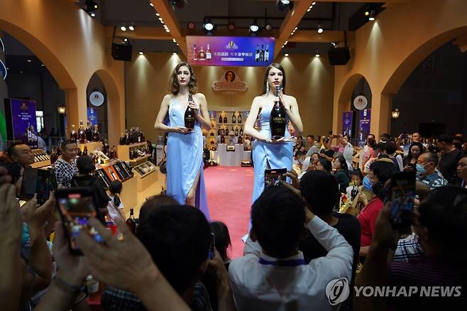 중국 윈난성 쿤밍에서 선보이는 프랑스 브랜디 [신화=연합뉴스]