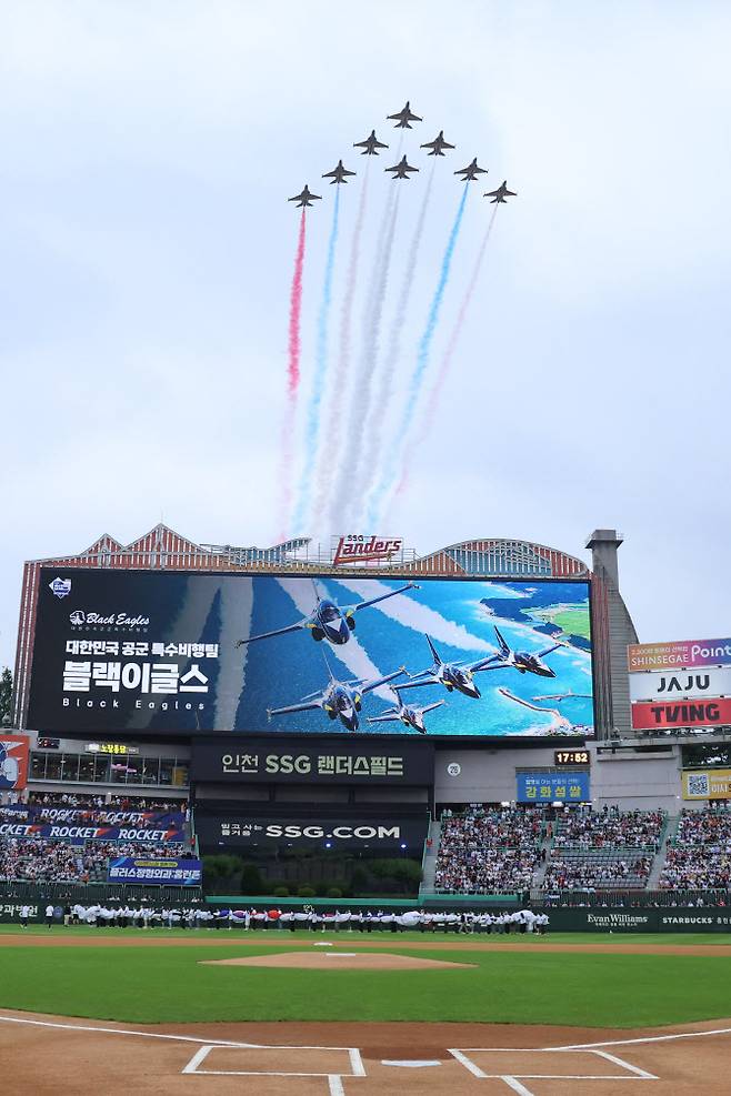 6일 인천SSG랜더스필드에서 열린 2024 신한 SOL뱅크 KBO 올스타전 드림 올스타와 나눔 올스타의 경기에 앞서 공군 특수비행팀 블랙이글스가 축하 비행하고 있다. 사진=연합뉴스