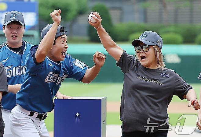 롯데 자이언츠 황성빈이 6일 오후 인천시 미추홀구 문학동 SSG랜더스필드에서 '2024 신한 SOL Bank KBO 올스타전’에 앞서 열린 올스타 썸머레이스에서 우승이 확정되자 함께 출전한 여성팬과 기쁨을 나누고 있다. 2024.7.6/뉴스1 ⓒ News1 김진환 기자