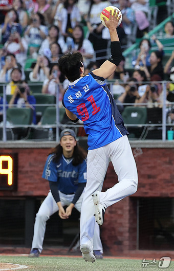 6일 오후 인천시 미추홀구 문학동 SSG랜더스필드에서 열린 '2024 신한 SOL Bank KBO 올스타전’ 나눔 올스타와 드림 올스타의 경기, 드림팀 롯데 윤동희가 배구선수 동희진으로 분장해 타석에 나서고 있다. 2024.7.6/뉴스1 ⓒ News1 김진환 기자