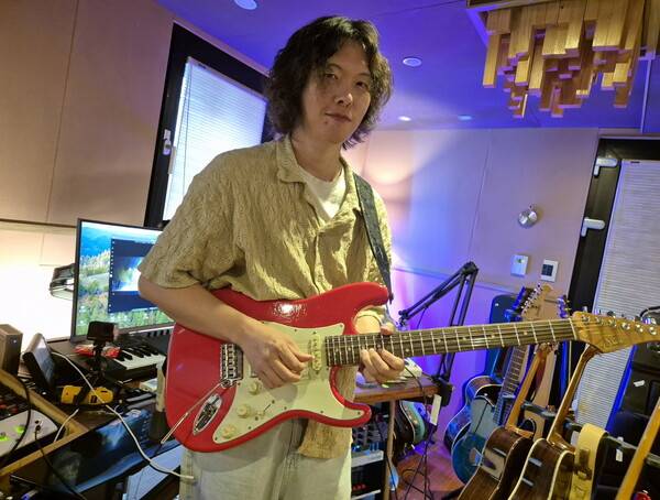 서 기타로 시연 중인 정재필 [사진=조성진]