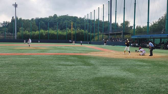 6일 오후 서울 신월야구장에서 김해고 구원투수 손유현이 인천고 타자를 상대로 공을 던지고 있다./배준용 기자