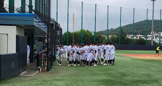 6일 서울 신월야구장에서 열린 제79회 청룡기 전국고교야구선수권대회 겸 주말리그왕중왕전 1회전에서 김해고 선수들이 인천고를 상대로 승리한 뒤 함께 모여 기뻐하고 있다. /배준용 기자