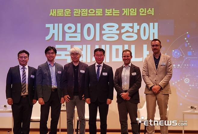 한국콘텐츠진흥원과 한국게임산업협회는 서울 용산구 국립중앙박물관에서 게임이용장애 국제세미나를 개최했다. (왼쪽부터)조문석 한성대 교수, 한덕현 중앙대병원 교수, 윤태진 연세대 교수, 조승래 한국콘텐츠진흥원장, 앤드루 쉬빌스키 옥스퍼드대, 마띠 부오레틸뷔르흐대 교수가 기념촬영했다.