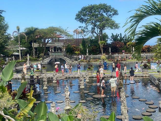 띠르따 강가 전경.