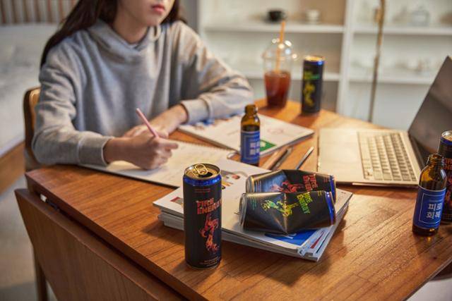 에너지 음료는 밤샘 공부 등을 위한 각성제로 저변을 넓히고 자리를 잡았다. 게티이미지뱅크