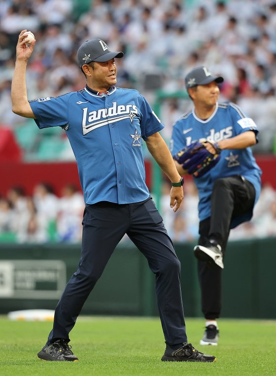 6일 KBO 올스타전에서 시구하는 인천 야구의 전설 김경기(왼쪽)와 정민태. 뉴스1