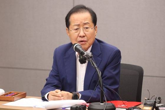 홍준표 대구시장이 지난달 26일 오후 대구시청 산격청사 대회의실에서 열린 민선8기 2주년 기자회견에서 발언하고 있다. 뉴스1